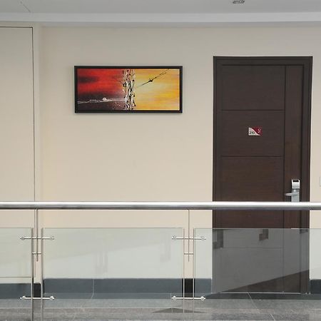 Hotel Gulnar Nowe Delhi Zewnętrze zdjęcie