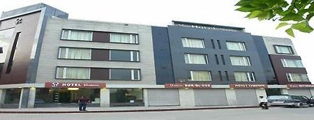 Hotel Gulnar Nowe Delhi Zewnętrze zdjęcie