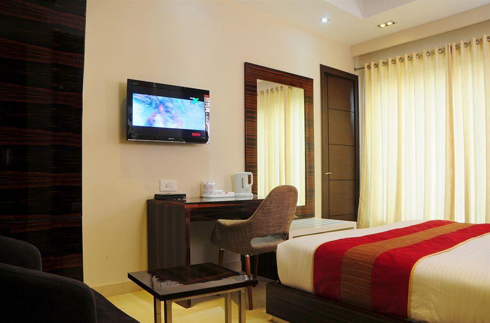 Hotel Gulnar Nowe Delhi Zewnętrze zdjęcie