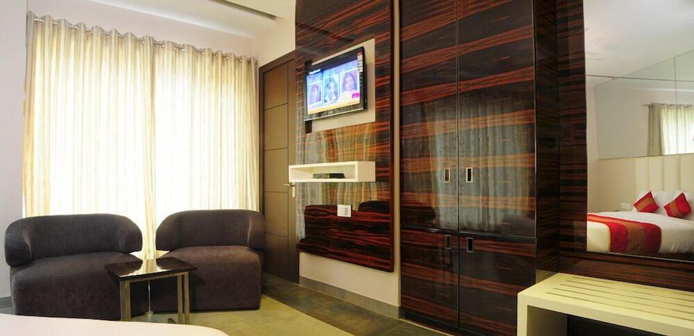 Hotel Gulnar Nowe Delhi Zewnętrze zdjęcie