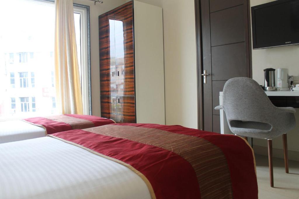 Hotel Gulnar Nowe Delhi Zewnętrze zdjęcie