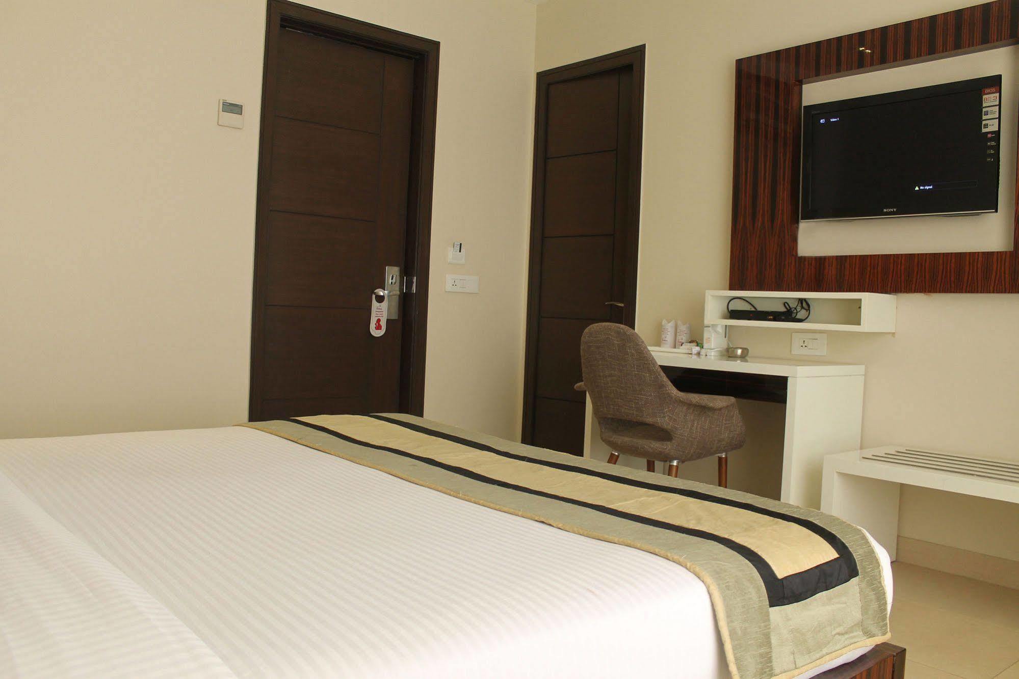 Hotel Gulnar Nowe Delhi Zewnętrze zdjęcie