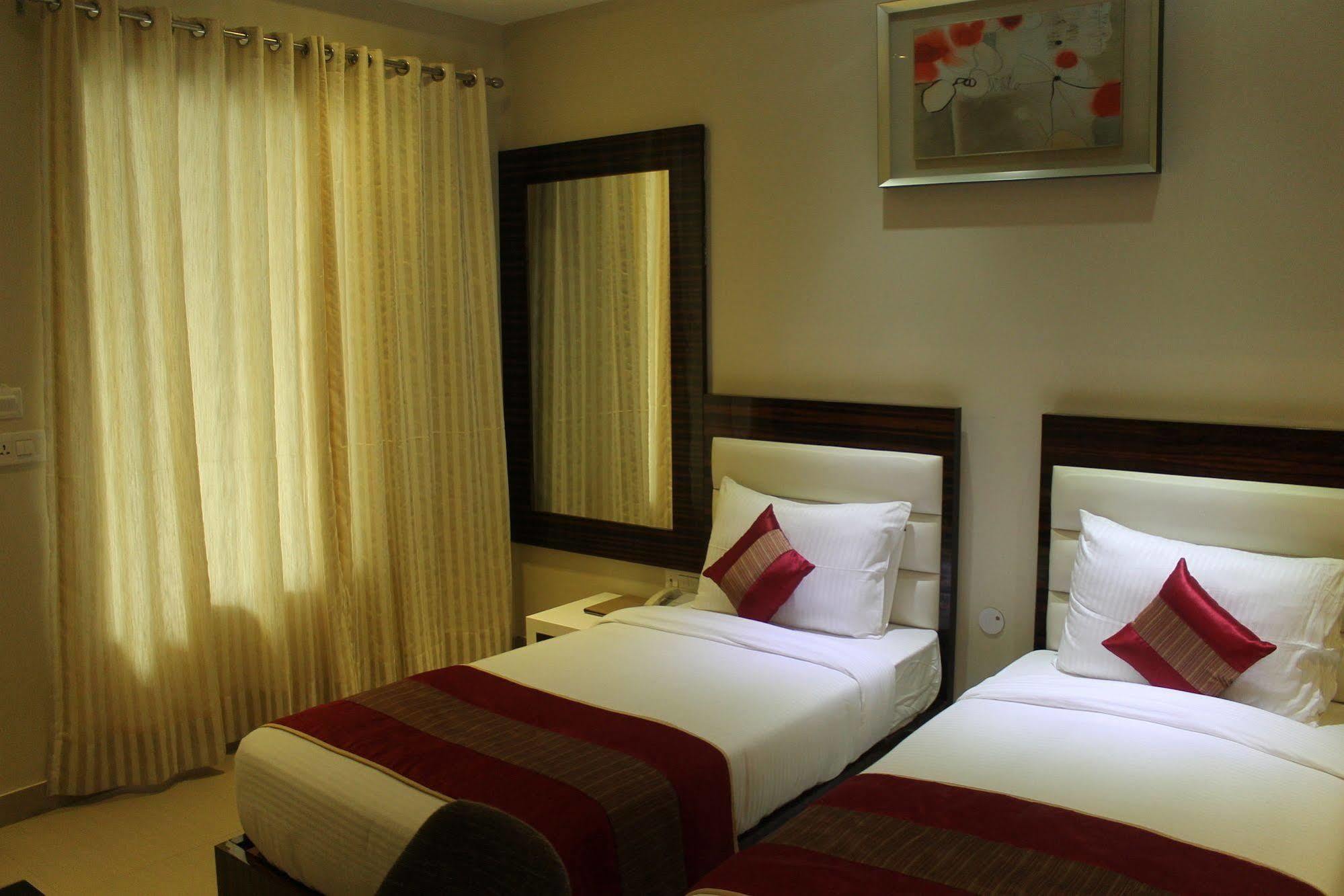 Hotel Gulnar Nowe Delhi Zewnętrze zdjęcie