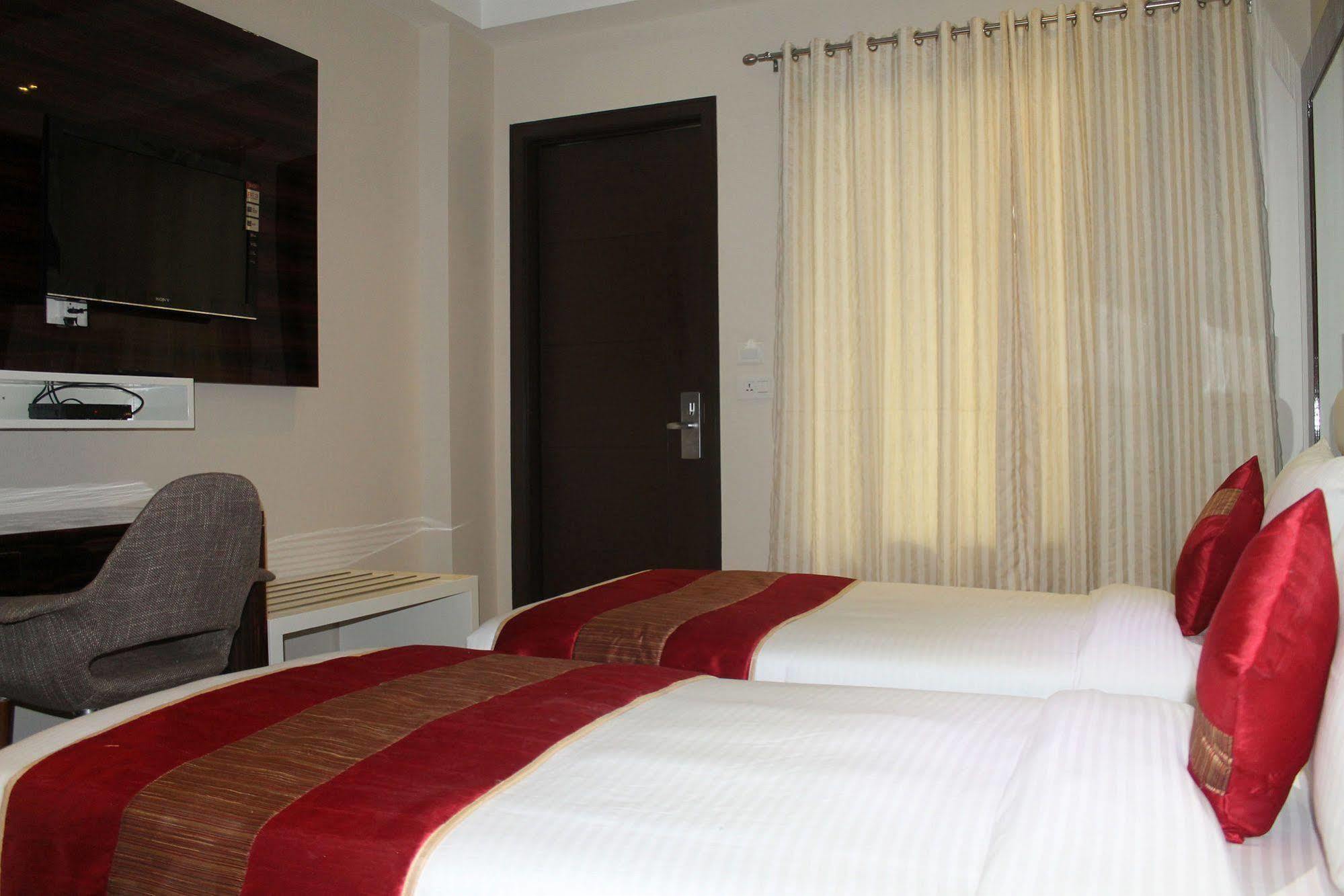 Hotel Gulnar Nowe Delhi Zewnętrze zdjęcie