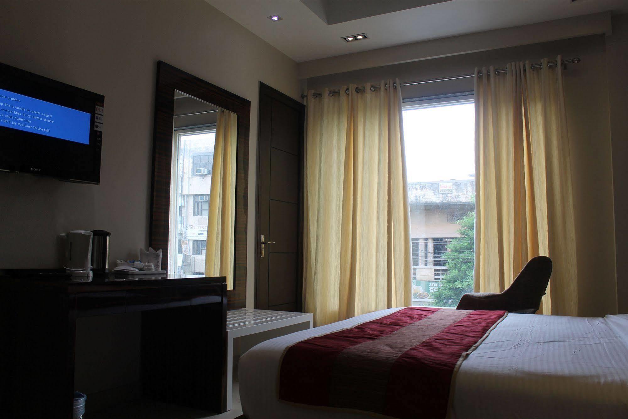 Hotel Gulnar Nowe Delhi Zewnętrze zdjęcie
