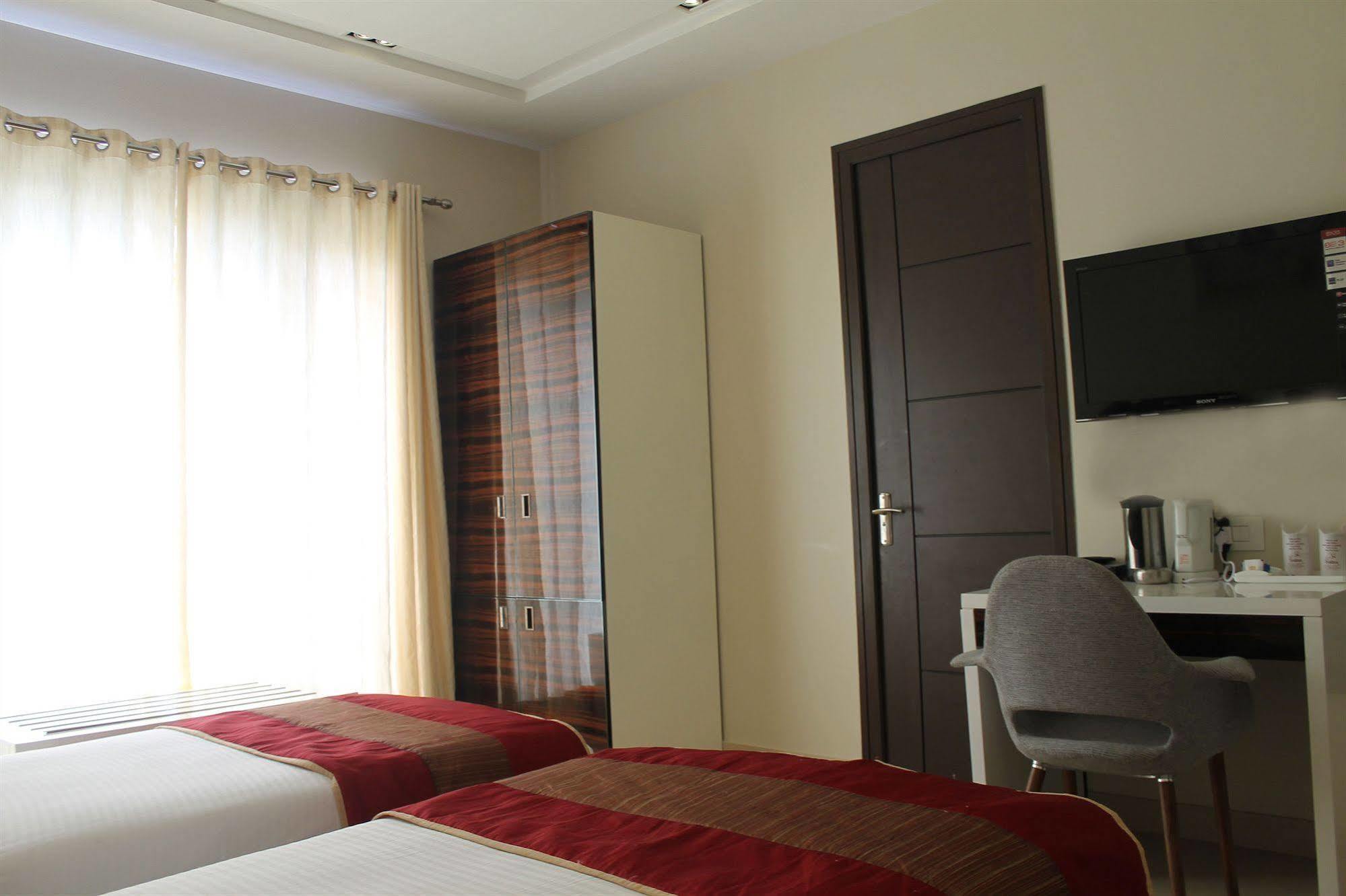 Hotel Gulnar Nowe Delhi Zewnętrze zdjęcie