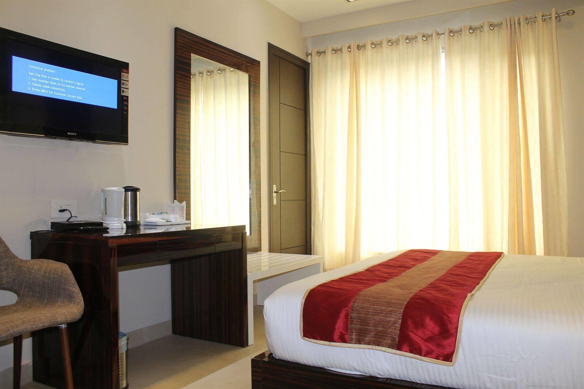 Hotel Gulnar Nowe Delhi Zewnętrze zdjęcie