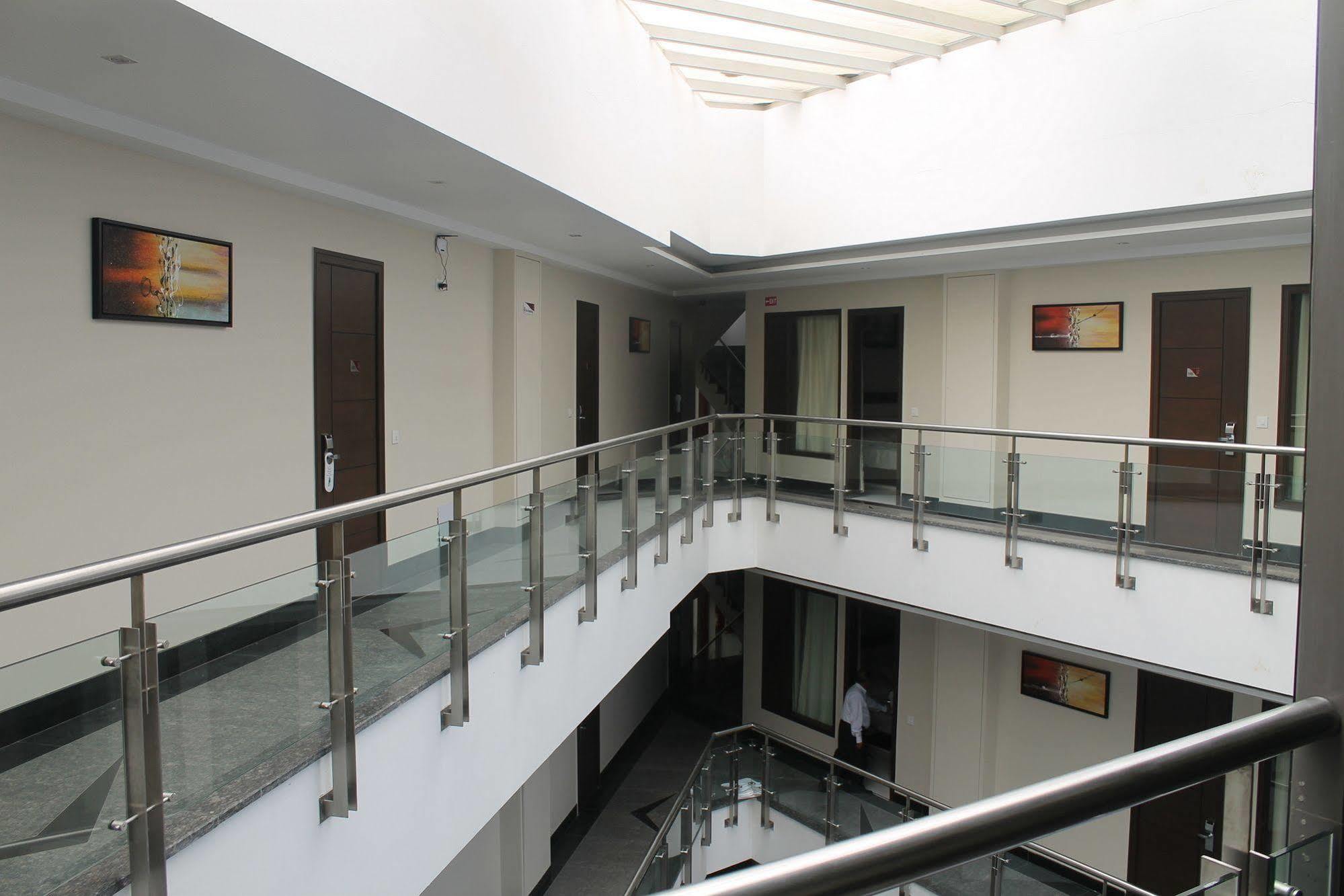 Hotel Gulnar Nowe Delhi Zewnętrze zdjęcie