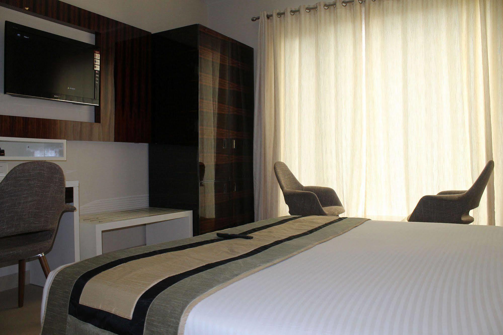 Hotel Gulnar Nowe Delhi Zewnętrze zdjęcie