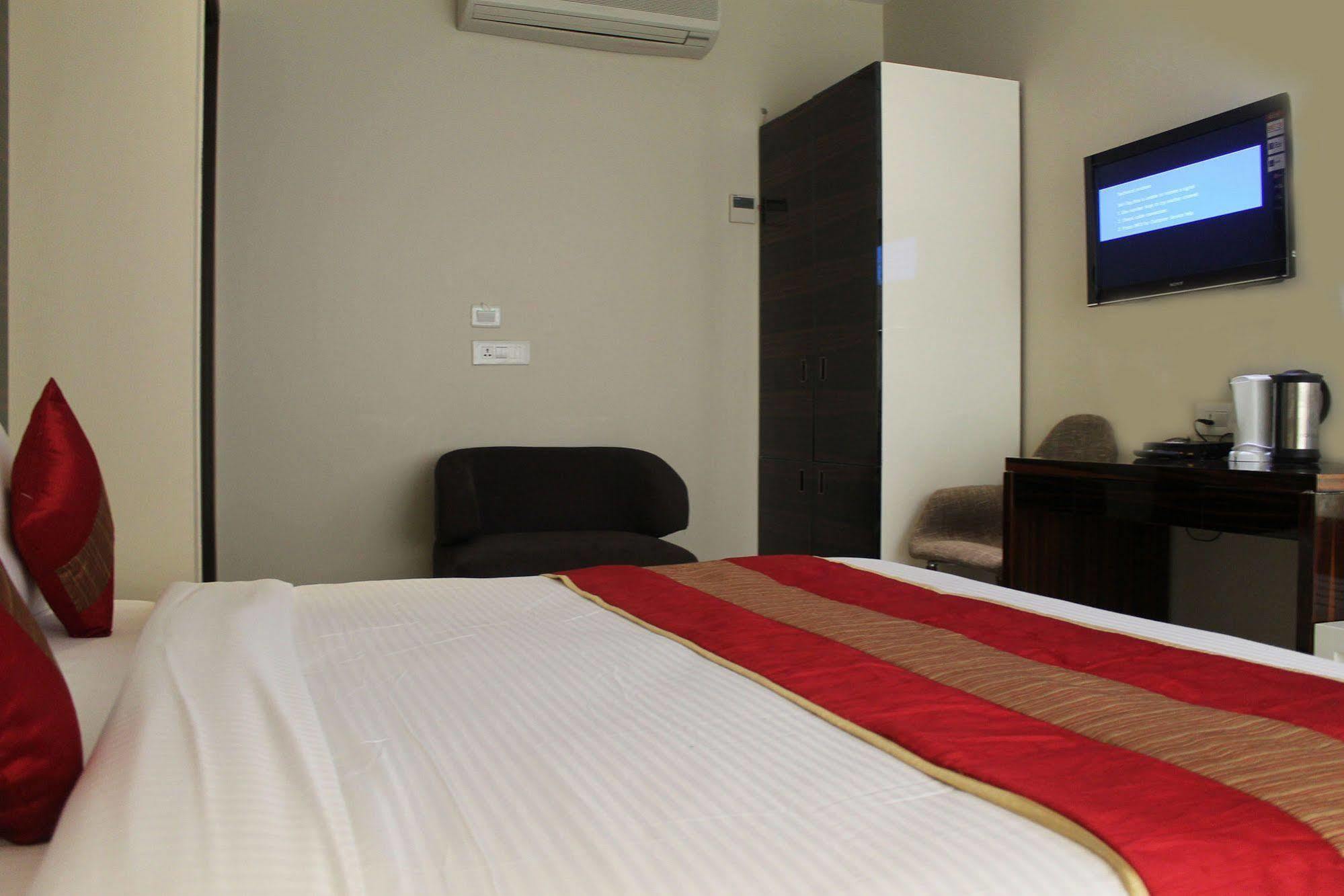 Hotel Gulnar Nowe Delhi Zewnętrze zdjęcie
